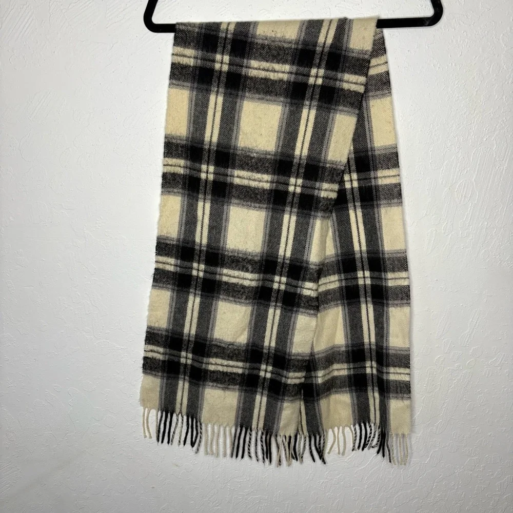 Amanda Smith 100% Wool Plaid Black White Scarf Fringe Made in Japan 56” X 12.25”